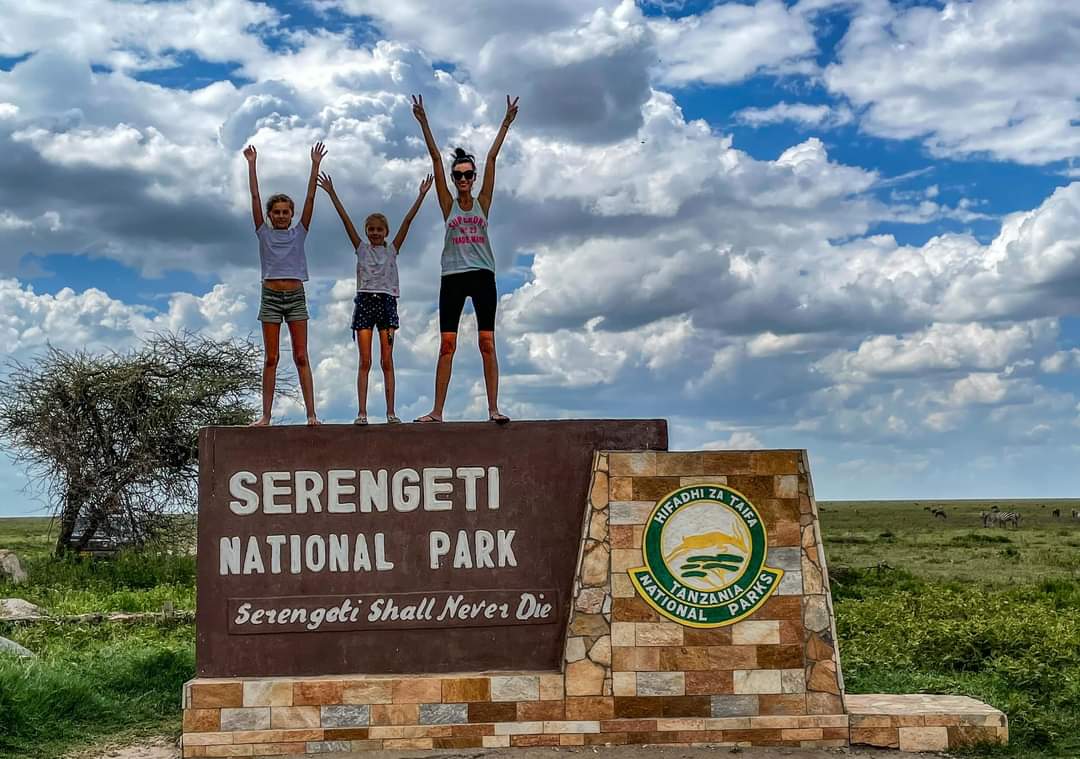 serengeti wildebeest migration safari